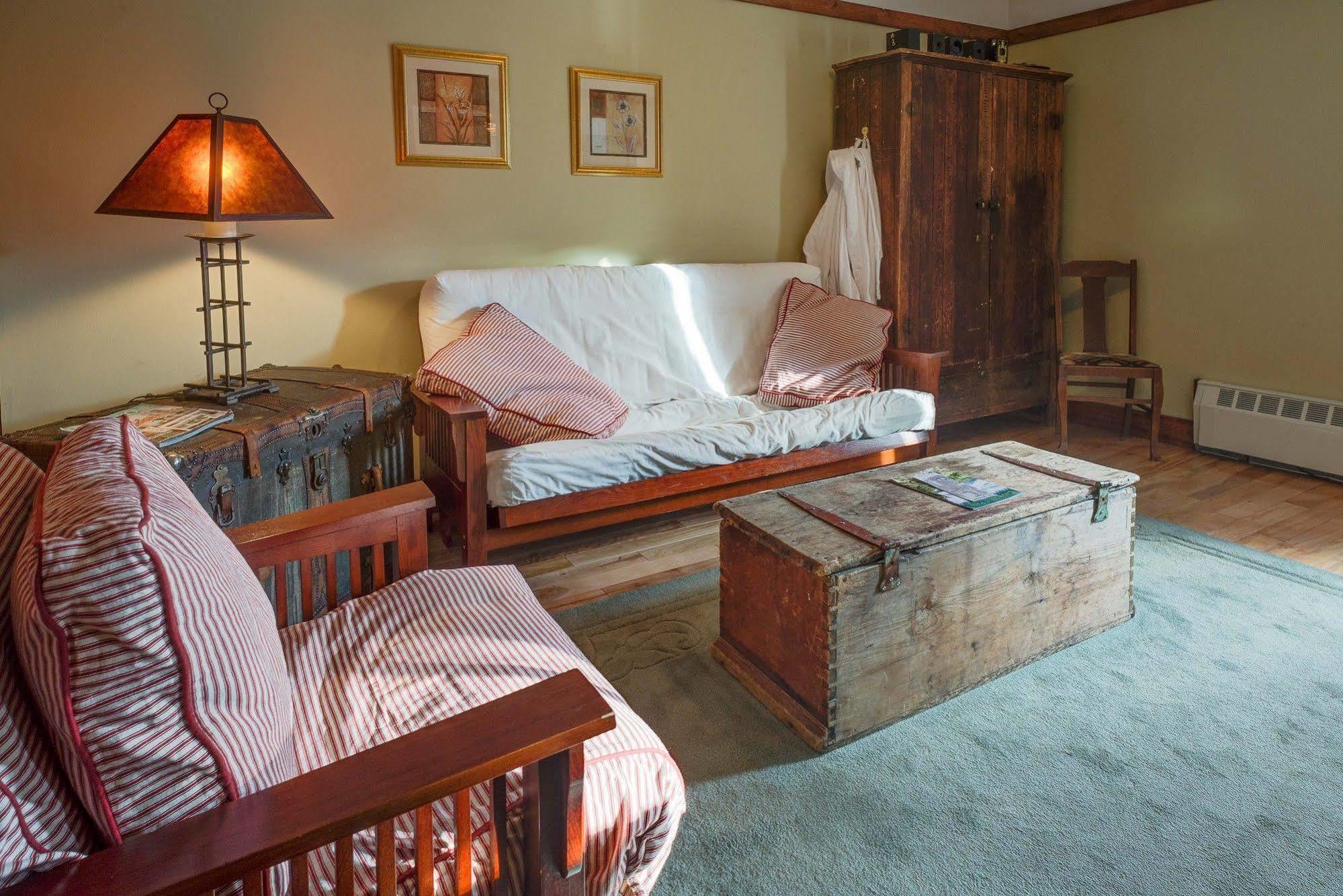 Country Encounters Accommodations Coleman Exterior foto