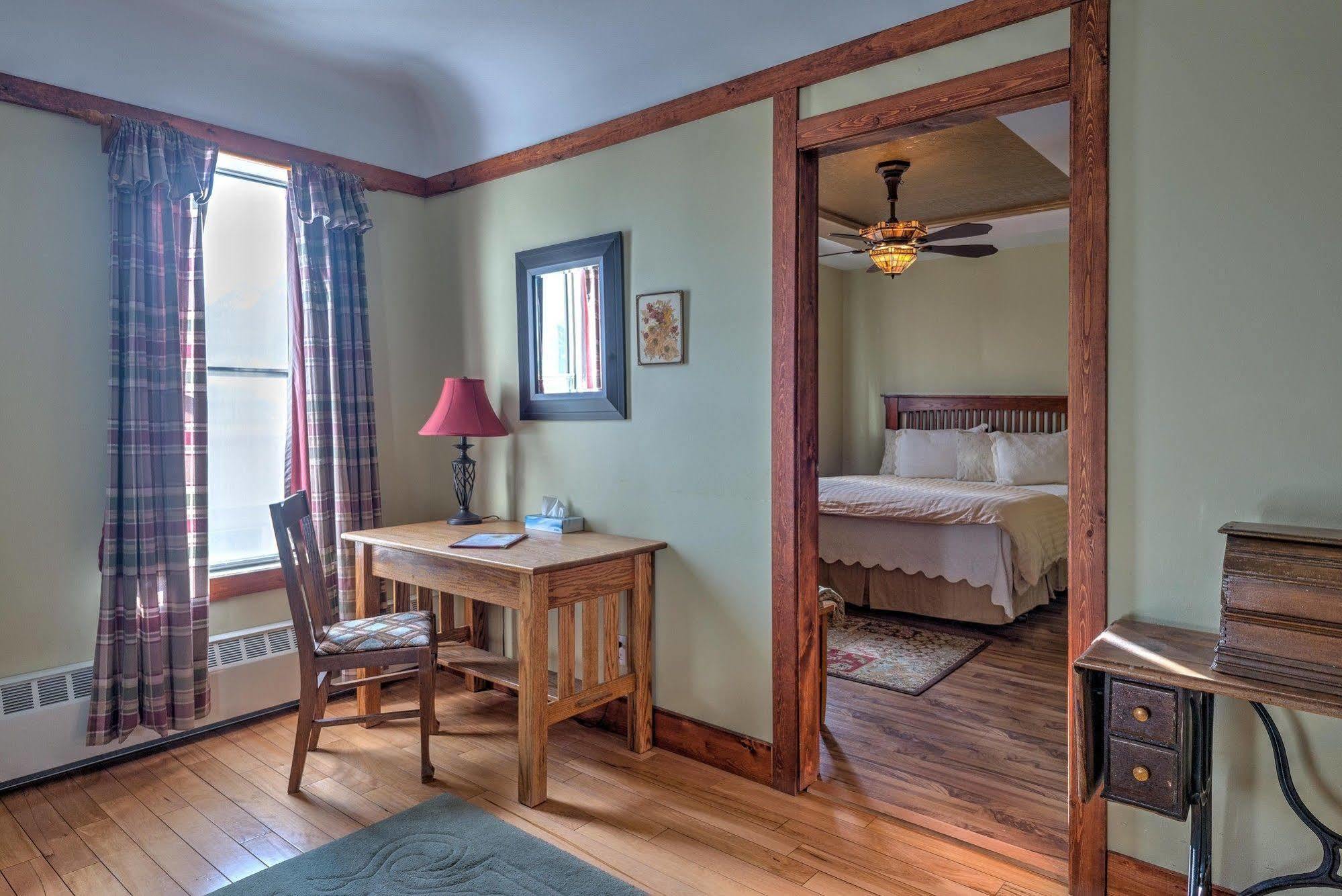Country Encounters Accommodations Coleman Exterior foto