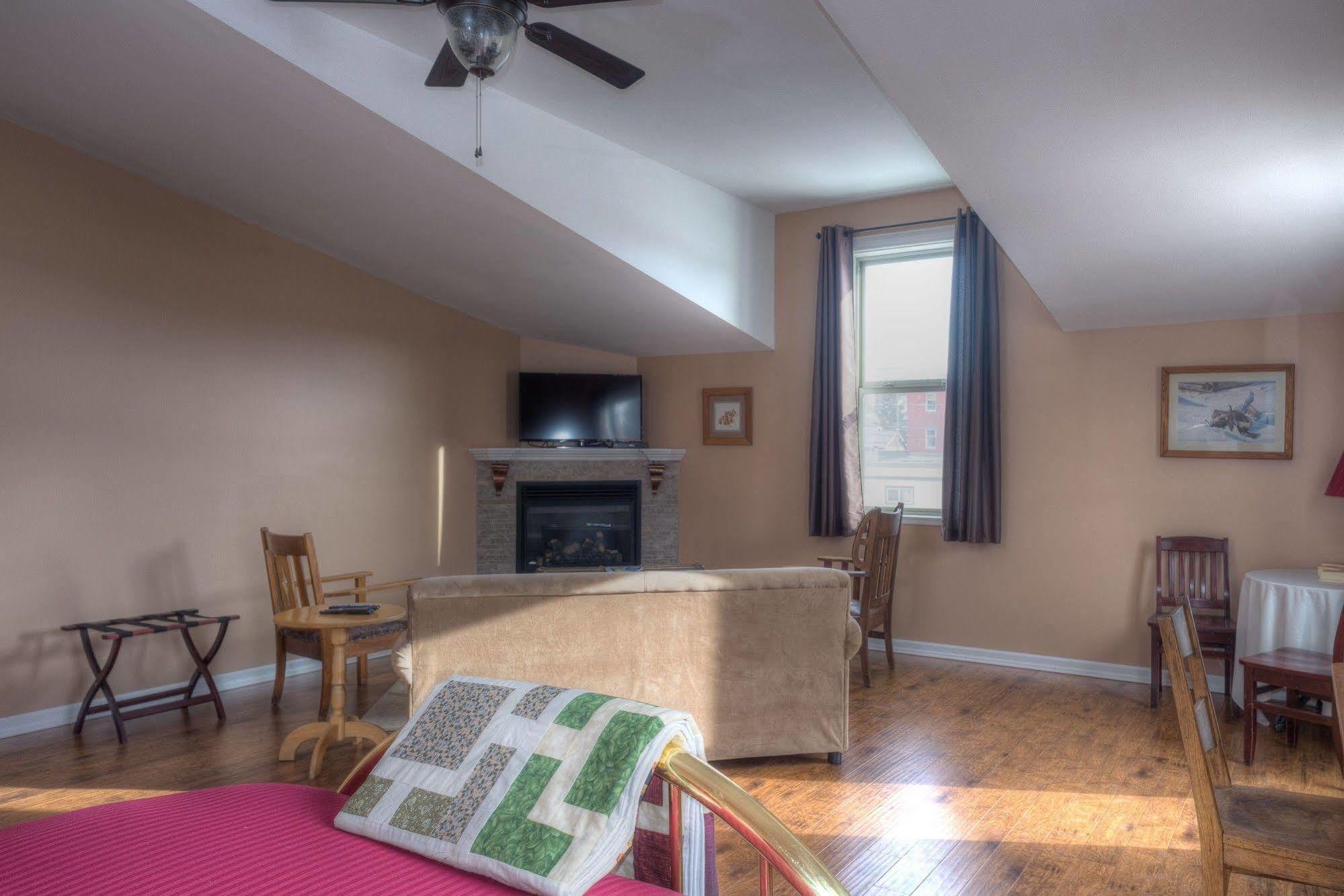 Country Encounters Accommodations Coleman Exterior foto