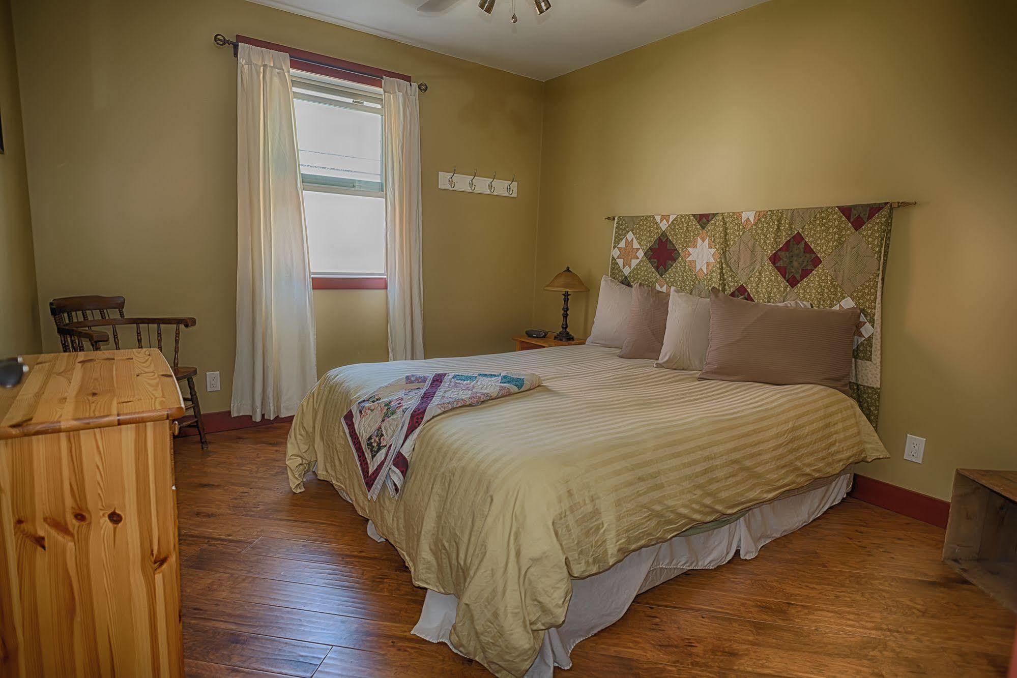 Country Encounters Accommodations Coleman Exterior foto