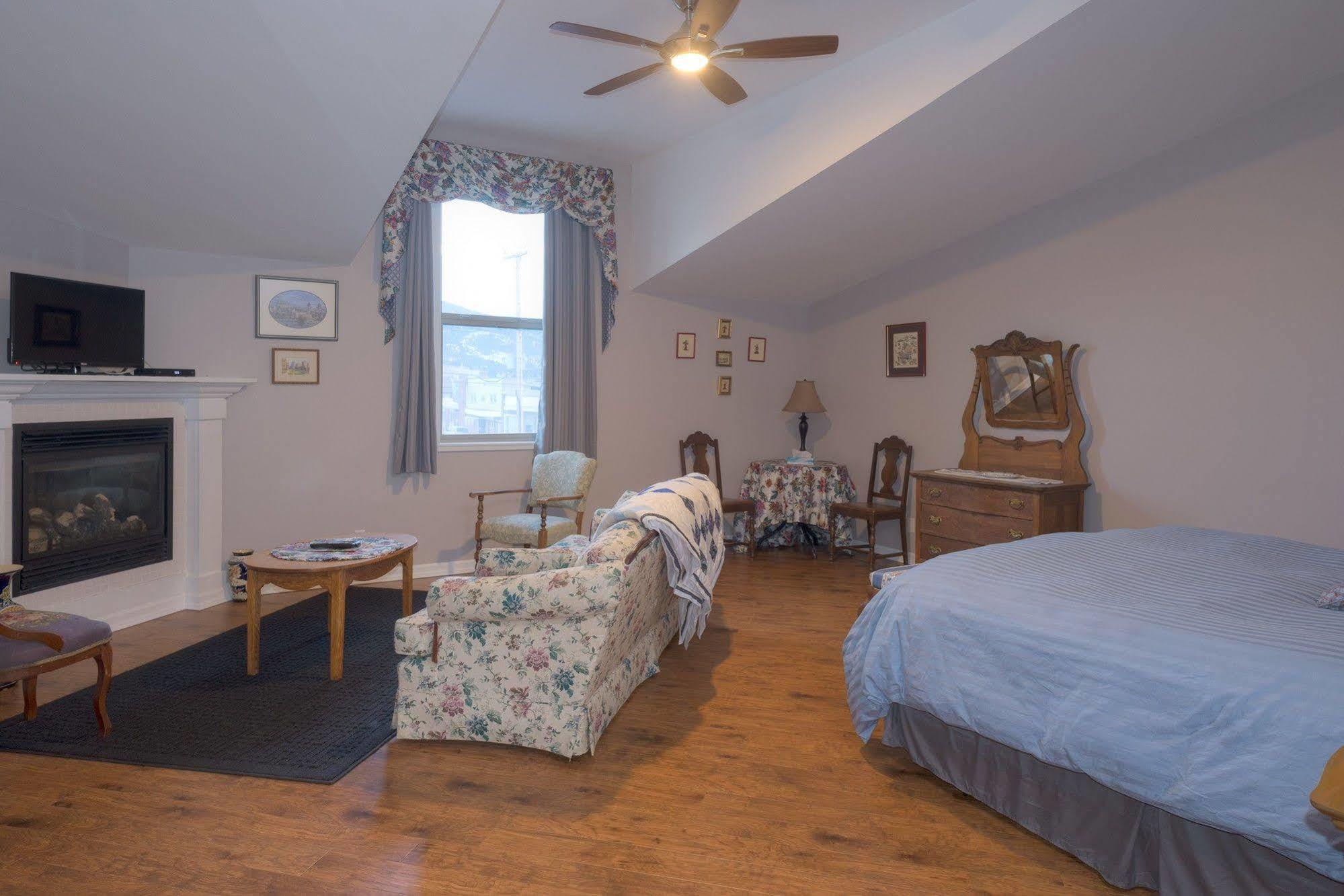 Country Encounters Accommodations Coleman Exterior foto