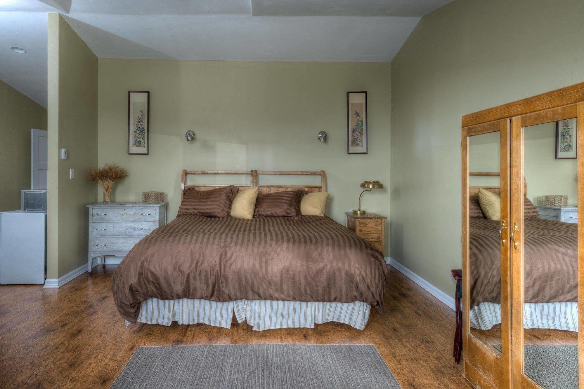 Country Encounters Accommodations Coleman Exterior foto